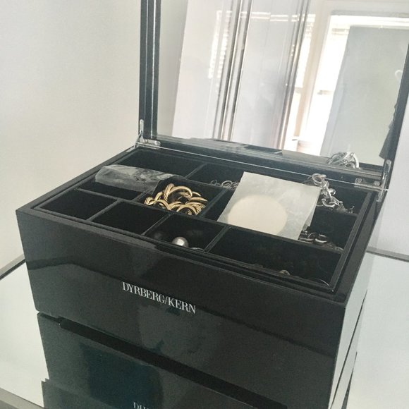 Gold Plated w Swarowski Crystals Statement Ring - Picture 4 of 4